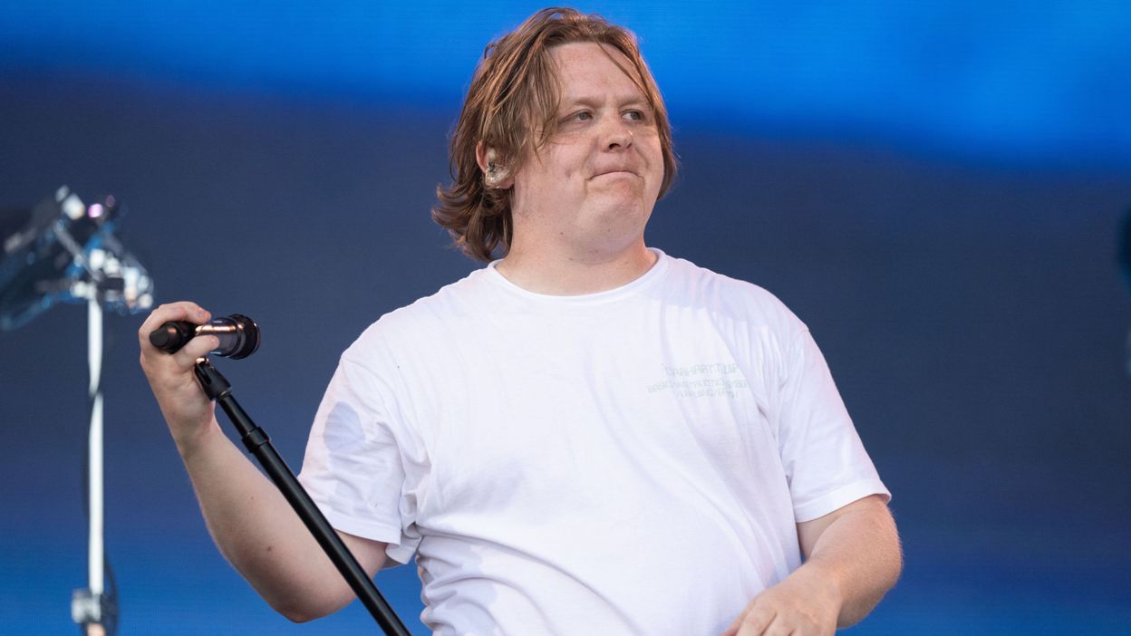 Lewis Capaldi revient sur scène : un retour émouvant après deux ans d’absence
